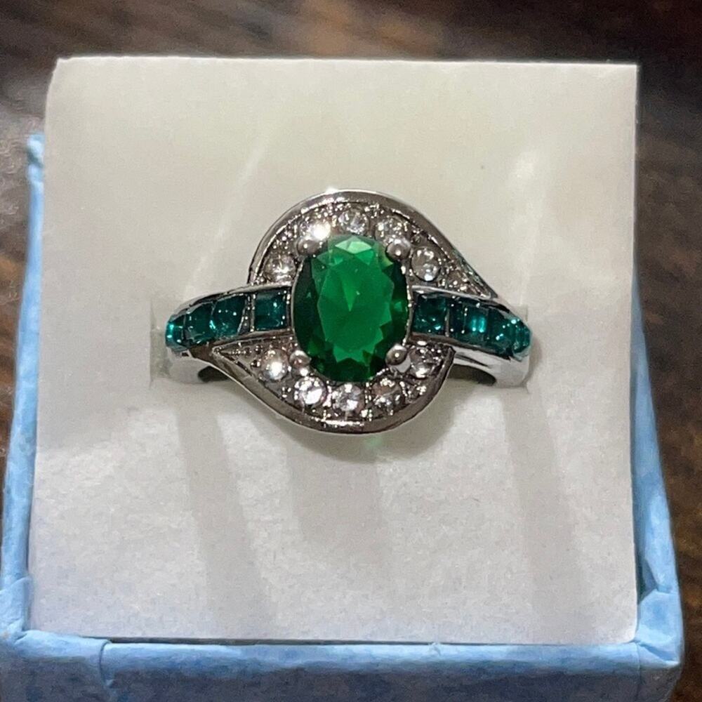 Women's Emerald White Rhinestones Silver Tone Fashion Ring SIZE 7 Glam NEW